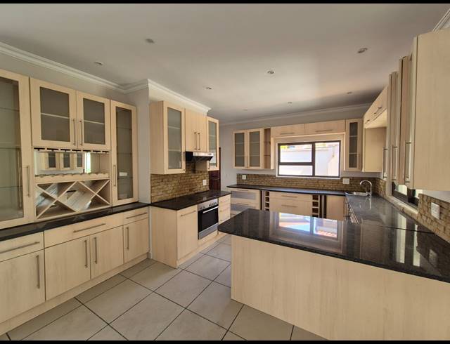 3 BEDROOM TOWNHOUSE FOR SALE IN VANDERBIJLPARK SW 5